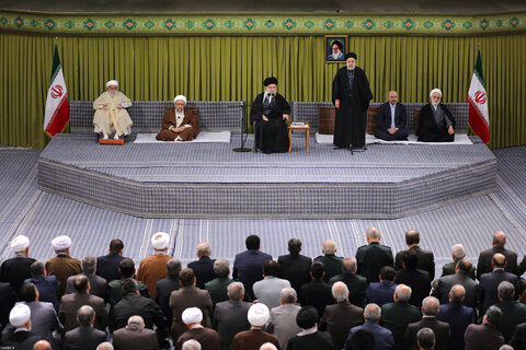 الإمام الخامنئي خلال لقاء مع مسؤولي البلاد وسفراء الدول الإسلامية