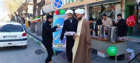 تصاویر/ برپایی  ایستگاه صلواتی بمناسبت عید مبعث توسط حوزه علمیه نقده