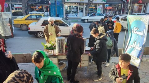 تصاویر/ برپایی  ایستگاه صلواتی بمناسبت عید مبعث توسط حوزه علمیه نقده