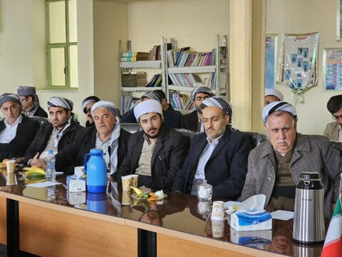 تصاویر/نشست طلاب و روحانیون سقز پیرامون انتخابات با نماینده ولی فقیه در کردستان
