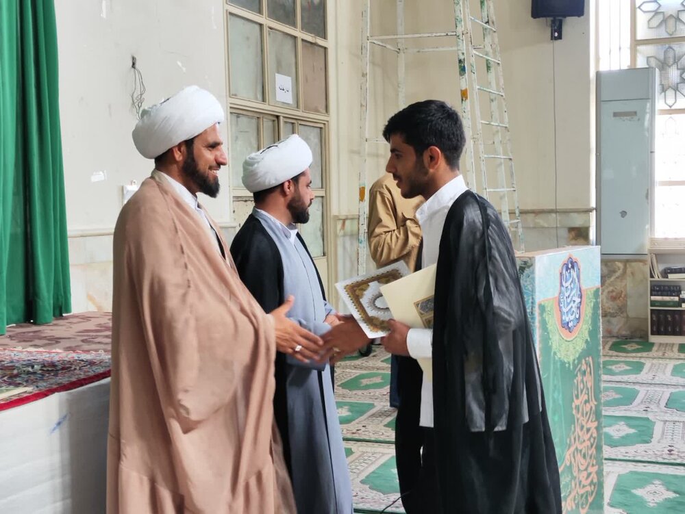 تقدیر از نفرات برتر جشنواره علامه حلی(ره) مدرسه علمیه بشاگرد