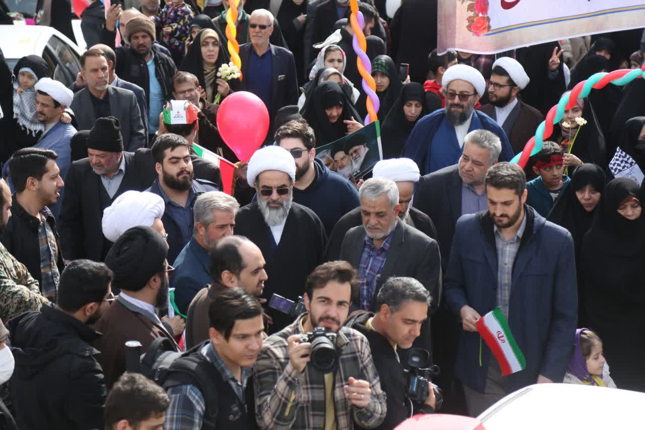 دشمن بفهمد هیچ چیزی نمی تواند مردم را از انقلاب جدا کند