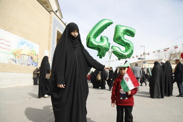 حضور پرشور بانوان قمی در جشن ملی ۲۲ بهمن