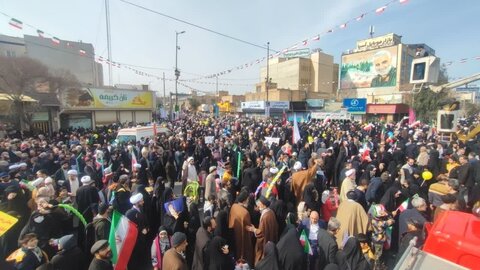 لحظاتی از حضور پرشور مردم قم در راهپیمایی ۲۲ بهمن+ عکس و فیلم