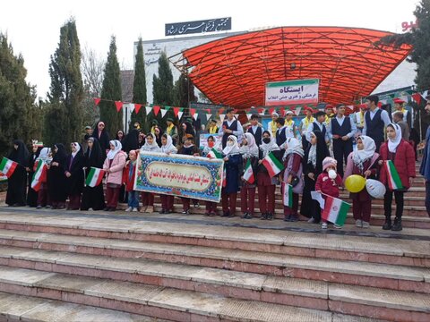 تصاویر حضور دهه هشتاد و نودی ها در راهپیمایی یوم الله ۲۲ بهمن در خرم آباد
