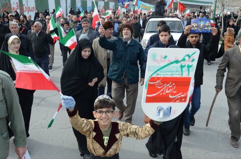 تصاویر حضور دهه هشتاد و نودی ها در راهپیمایی یوم الله ۲۲ بهمن در خرم آباد