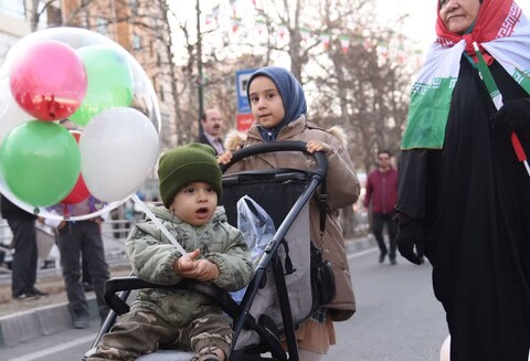 تصاویر/ حضور گسترده مردم کرج در جشن بزرگ انقلاب