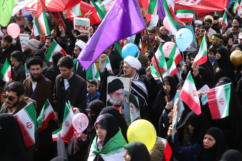  تصاویر/ حضور حماسی مردم قم در جشن انقلاب