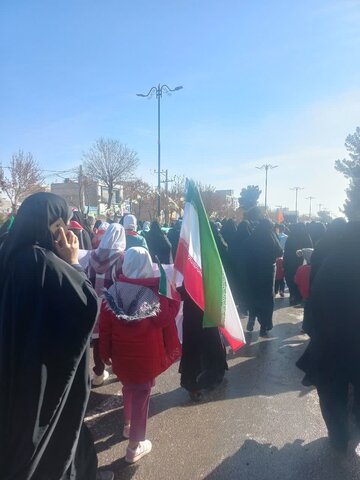 تصاویر/حضور طلاب مدرسه علمیه کوثر زرندیه در راهپیمایی ۲۲ بهمن