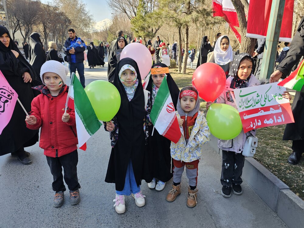 تصاویر/ حضور مردم دارالمؤمنین همدان در راهپیمایی ۲۲ بهمن ۱۴۰۲