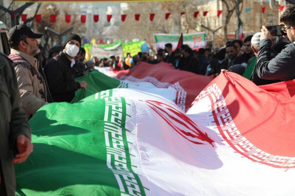 تصاویر/ راهپیمایی مردم سنندج در یوم الله ۲۲ بهمن