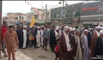 فیلم| حضور طلاب و روحانیون مدرسه علمیه موسی کاظم(ع) شادگان در راهپیمایی ۲۲ بهمن