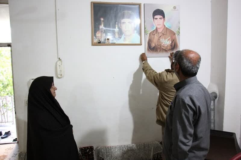 نقاشی دیجیتال پرتره شهید «ایرج کشفی بوشهری» به مادر شهید اهدا شد+عکس