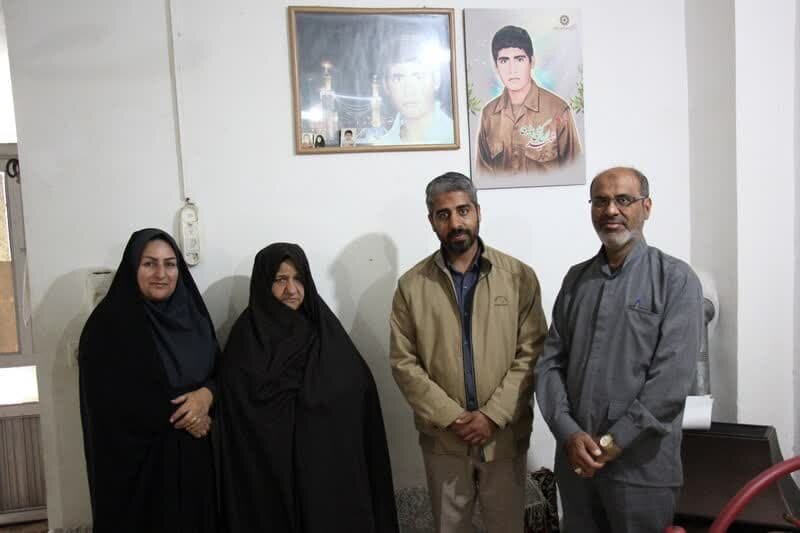 نقاشی دیجیتال پرتره شهید «ایرج کشفی بوشهری» به مادر شهید اهدا شد+عکس