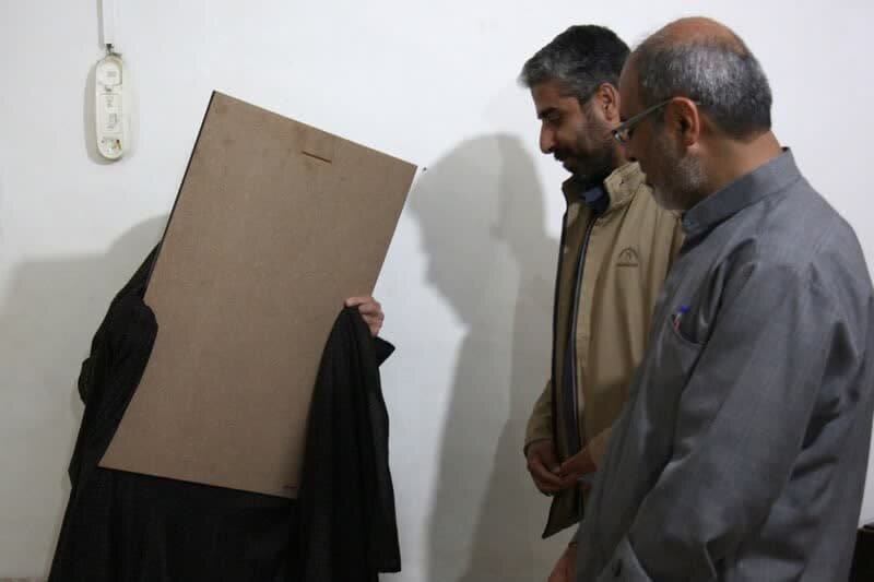 نقاشی دیجیتال پرتره شهید «ایرج کشفی بوشهری» به مادر شهید اهدا شد+عکس