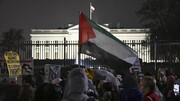 इजरायल को हथियारों की सप्लाई रोकने की मांग को लेकर अमेरिका में व्हाइट हाउस के सामने विरोध प्रदर्शन