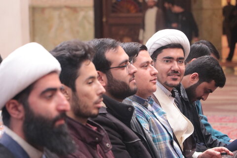 تصاویر| نشست بصیرتی طلاب و مبلغین شیرازی در حرم مطهر شاهچراغ(ع)