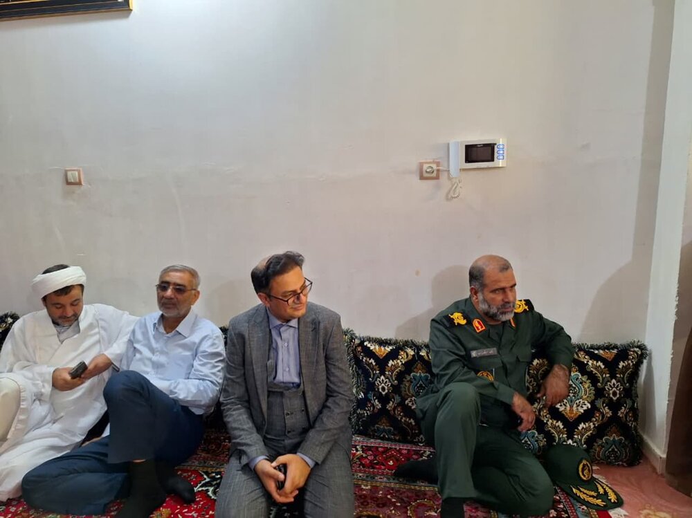 دیدار نماینده ولی فقیه در هرمزگان با خانواده شاهد و ایثارگر قشم+ عکس