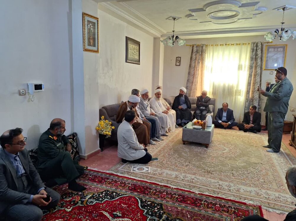 دیدار نماینده ولی فقیه در هرمزگان با خانواده شاهد و ایثارگر قشم+ عکس