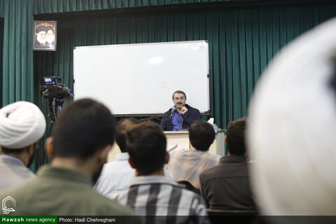 بالصور/ إقامة ندوة علمية بعنوان "أئمة الشيعة عليهم السلام من منظور الباحثين الغربيين" بمدينة قم المقدسة