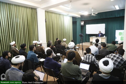 بالصور/ إقامة ندوة علمية بعنوان "أئمة الشيعة عليهم السلام من منظور الباحثين الغربيين" بمدينة قم المقدسة