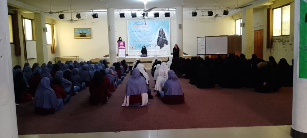 خواتین کا پردہ کرنا انہیں لوگوں کی نظروں سے بچاتا ہے، خواہر ارم بخاری