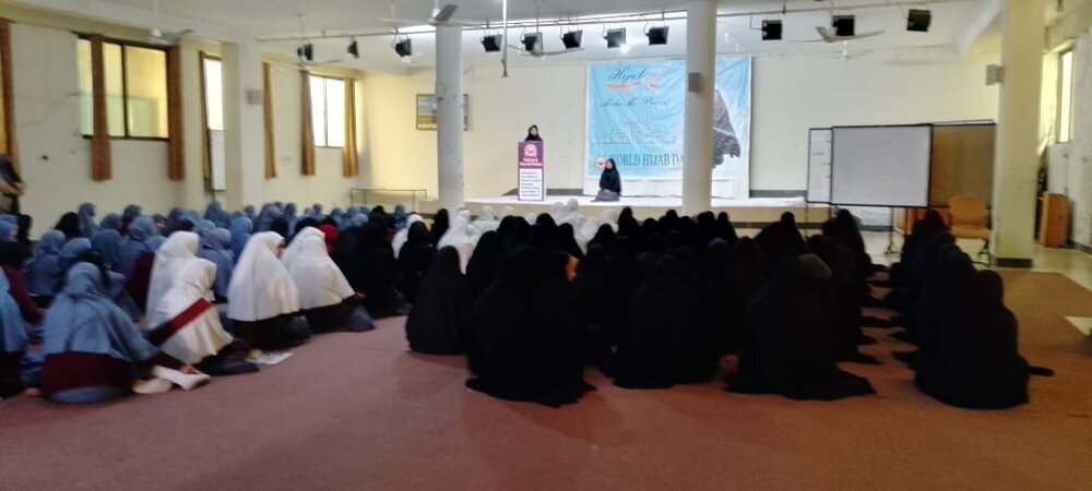 خواتین کا پردہ کرنا انہیں لوگوں کی نظروں سے بچاتا ہے، خواہر ارم بخاری