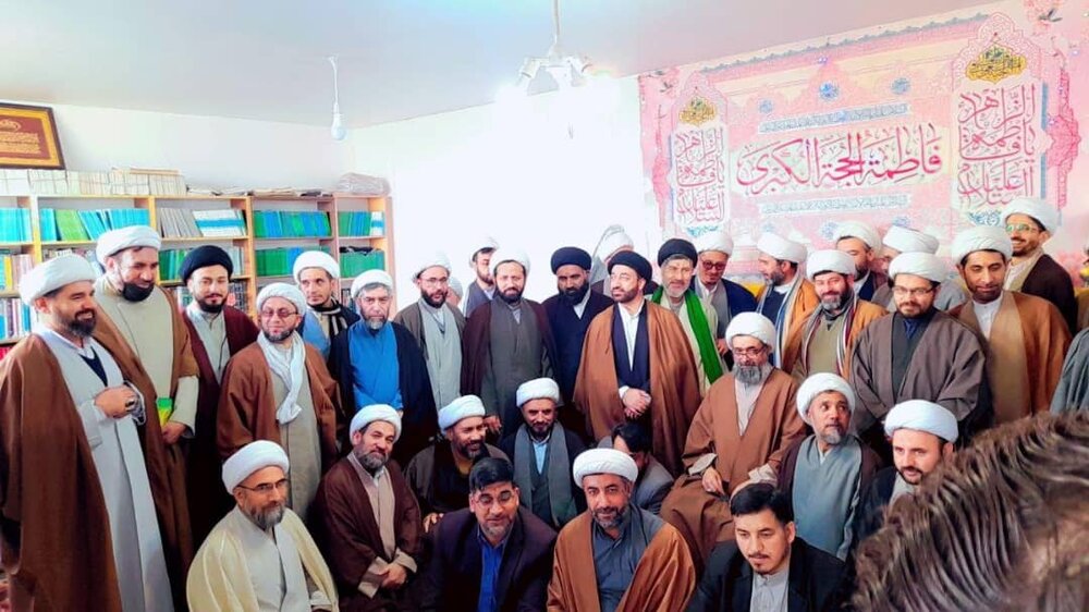 दिल लगाकर मुहम्मद और उनके के परिवार के ज्ञान से स्वंय को सुशोभित करें