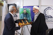 تصاویر/ رونمایی از پوستر طلبه شهید حسن مختارزاده با حضور پدر شهید در غرفه خبرگزاری حوزه