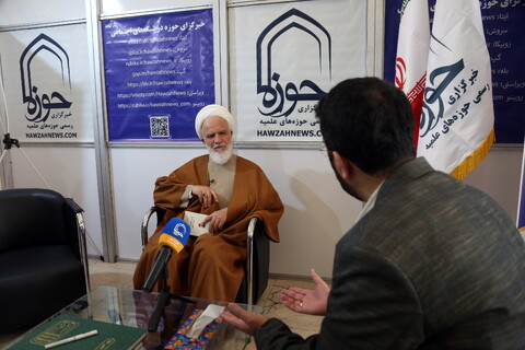 حضور رئیس دفتر رهبر معظم انقلاب در قم از غرفه خبرگزاری حوزه در نمایشگاه رسانه های ایران