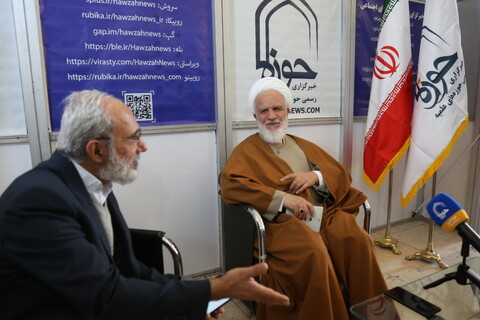 حضور رئیس دفتر رهبر معظم انقلاب در قم از غرفه خبرگزاری حوزه در نمایشگاه رسانه های ایران