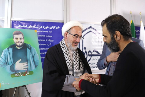 رونمایی از پوستر طلبه شهید حسن مختارزاده با حضور پدر شهید در غرفه خبرگزاری حوزه