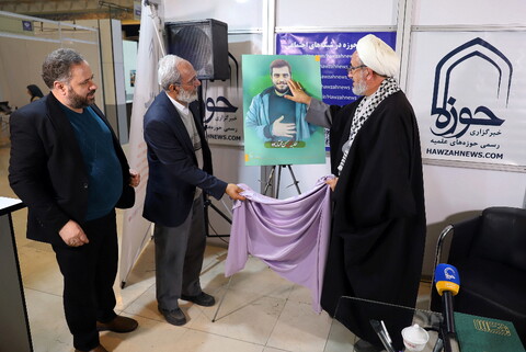 رونمایی از پوستر طلبه شهید حسن مختارزاده با حضور پدر شهید در غرفه خبرگزاری حوزه