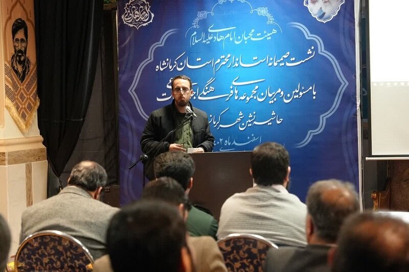 نشست استاندار کرمانشاه با فعالان فرهنگی محلات شهر کرمانشاه+عکس