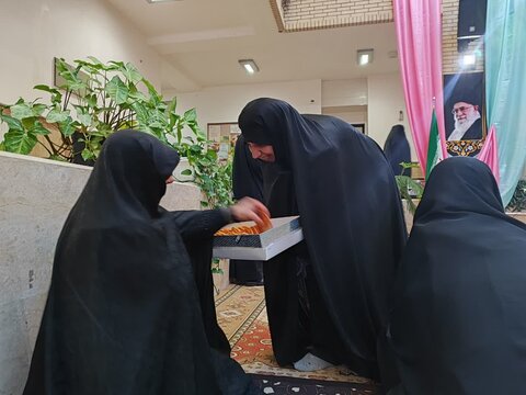 تصاویر/ جشن تگلیف سیاسی برای رای اولی ها در مدرسه علمیه ریحانة الرسول ارومیه