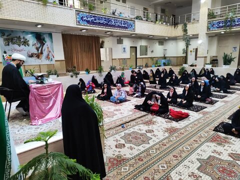 تصاویر/ جشن تگلیف سیاسی برای رای اولی ها در مدرسه علمیه ریحانة الرسول ارومیه