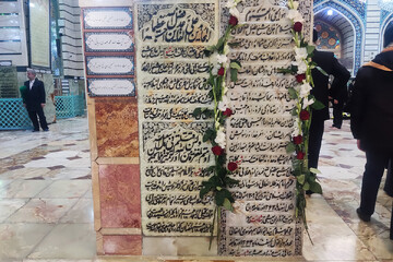 بزرگداشت شهید محلاتی در حرم مطهر بانوی کرامت | اکبری: کسی که ۱۱ اسفند پای صندوق های رأی نیاید دشمن را شاد می کند