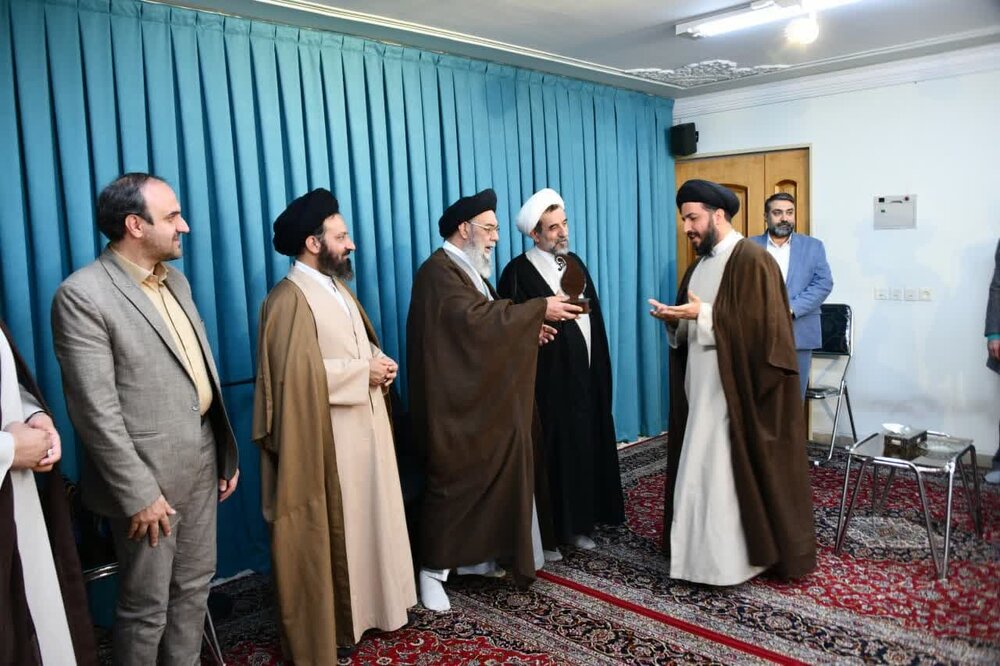 فلسفه تشکیل حوزه های علمیه و رسالت اصلی روحانیت، تبلیغ است