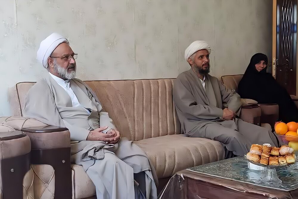 تکریم از استاد نمونه کشوری حوزه علمیه خواهران یزد+عکس