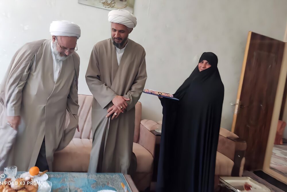 تکریم از استاد نمونه کشوری حوزه علمیه خواهران یزد+عکس