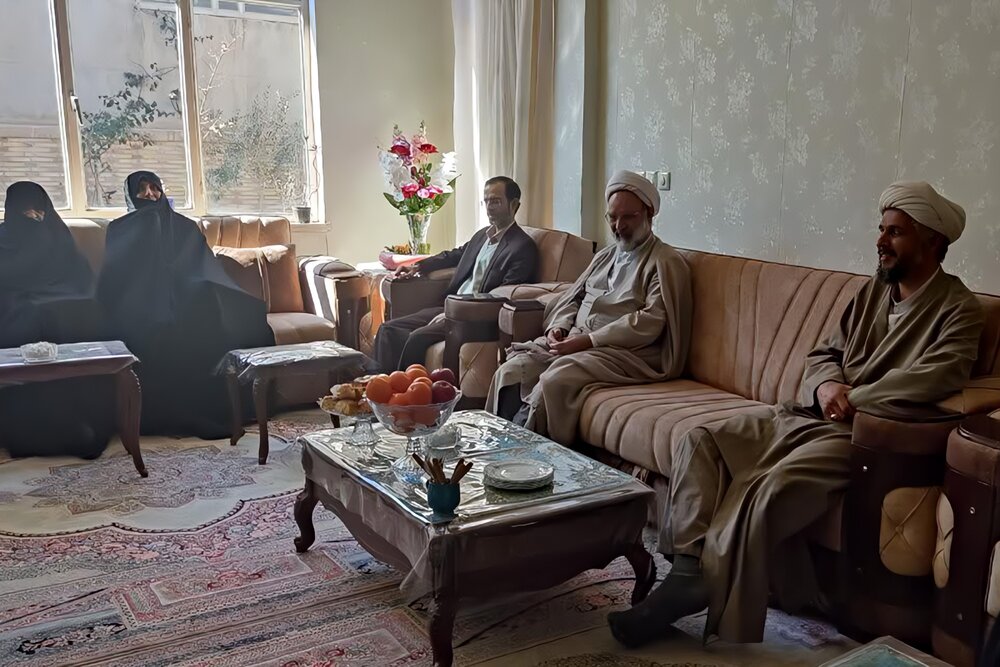 تکریم از استاد نمونه کشوری حوزه علمیه خواهران یزد+عکس