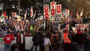 ब्रिटिश हाउस ऑफ कॉमन्स के बाहर फ़िलिस्तीनियों के समर्थन में प्रदर्शन