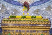 أكاليل الورد تزين شباك مرقد أبي الفضل العباس (عليه السلام) بمناسبة ولادة الإمام المهدوي (عج) + الصور