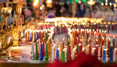 روشن کردن ۱۱۹۰ شمع به مناسبت ولادت حضرت بقیة الله الاعظم(عج) در بین الحرمین کربلا