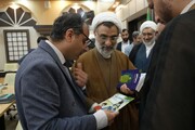 اهدای کتاب شهید رئیسعلی دلواری به رئیس شورای عالی انقلاب فرهنگی