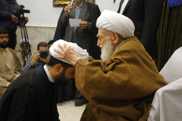 تصاویر / مراسم عمامه گذاری طلاب در روز نیمه شعبان توسط آیت الله العظمی نوری همدانی