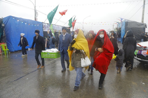 تصاویر / شادمانی مردم در روز نیمه شعبان در یک روز برفی