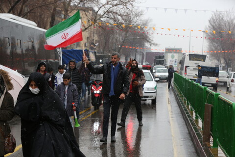 راهپیمایی نیمه شعبان زیر بارش برف در اصفهان