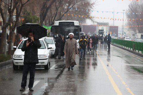 راهپیمایی نیمه شعبان زیر بارش برف در اصفهان