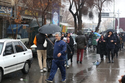 راهپیمایی نیمه شعبان زیر بارش برف در اصفهان